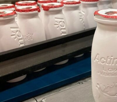 Economía.- Danone elimina la etiqueta de las botellas de Actimel para reducir 115.000 kilos de plástico al año