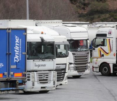 Economía.- El PP ve «tibia» la condena del Gobierno a los ataques a camiones en Francia y exige que se persone in situ