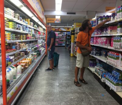 Economía.- El 52% de los alimentos con el IVA rebajado ya son más caros que cuando entró en vigor la medida, según Facua