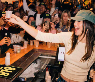 Kendall Jenner se adentra en la universidad para servir a los estudiantes su tequila 818