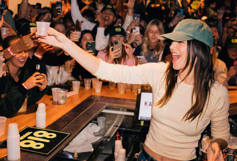 Kendall Jenner se adentra en la universidad para servir a los estudiantes su tequila 818