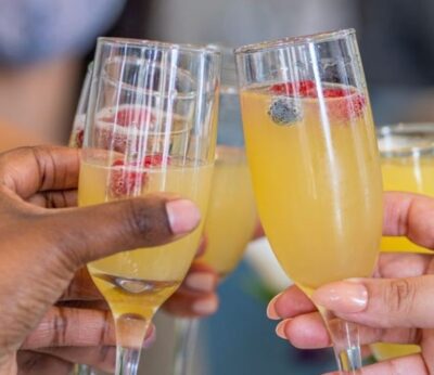 Los restaurantes estadounidenses con barra libre de mimosas cobrarán una «tasa por vómito»