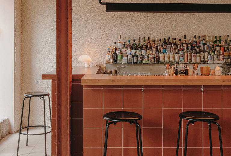 Bar Llama abre las puertas de su coctelería cosmopolita en Madrid