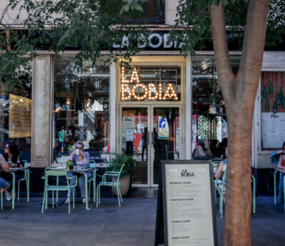 Economía.-Comer fuera de casa vuelve a los niveles prepandemia a nivel global a pesar de la inflación, según un estudio