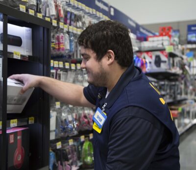 Economía.- Walmart ganó 417,6 millones de euros en su tercer trimestre frente a pérdidas y mejora previsiones anuales