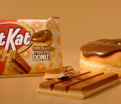 Kit Kat presenta un nuevo sabor a donut escarchado de chocolate