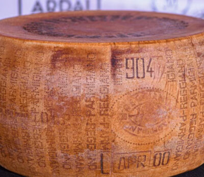 Así es el Parmigiano Reggiano más longevo del mundo, madurado durante 23 años