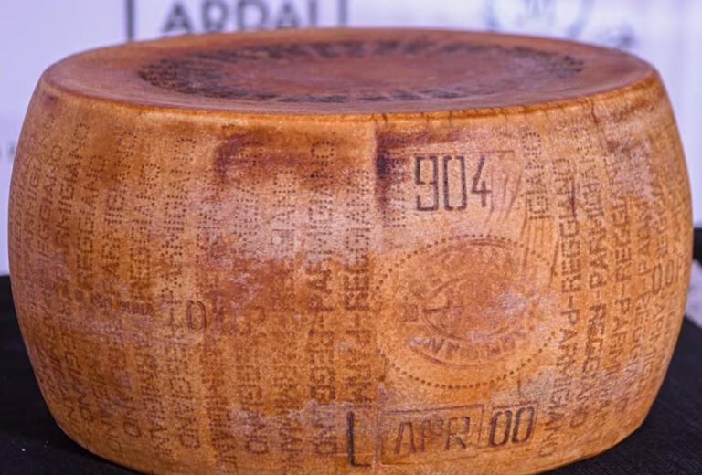 Así es el Parmigiano Reggiano más longevo del mundo, madurado durante 23 años