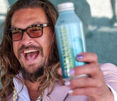 Jason Momoa lanza una edición limitada de un agua con una botella inspirada en Aquaman