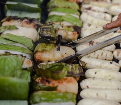 Así se prepara el postre viral de arroz y plátano a la parrilla que triunfa en Vietnam