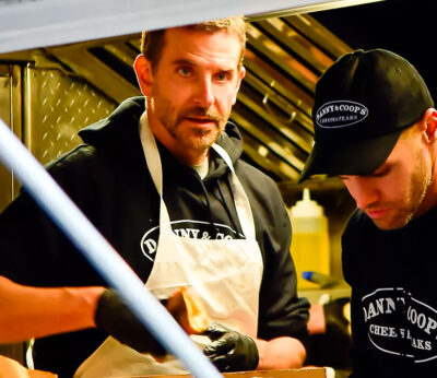 Bradley Cooper sorprende a sus fans sirviendo en una food truck de Nueva York