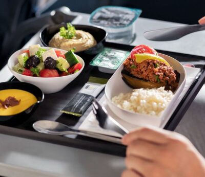 Estas son las comidas y bebidas que debes evitar en un avión, según los auxiliares de vuelo