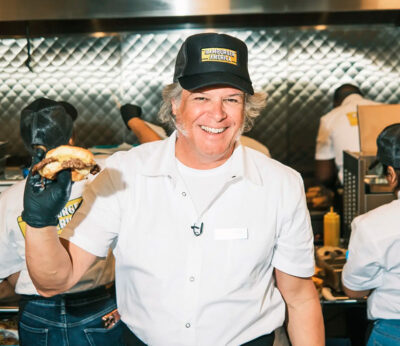 Quién es George Motz, el experto en hamburguesas que reúne en su nuevo local a multimillonarios como Michael Bloomberg y supermodelos como Christy Turlington