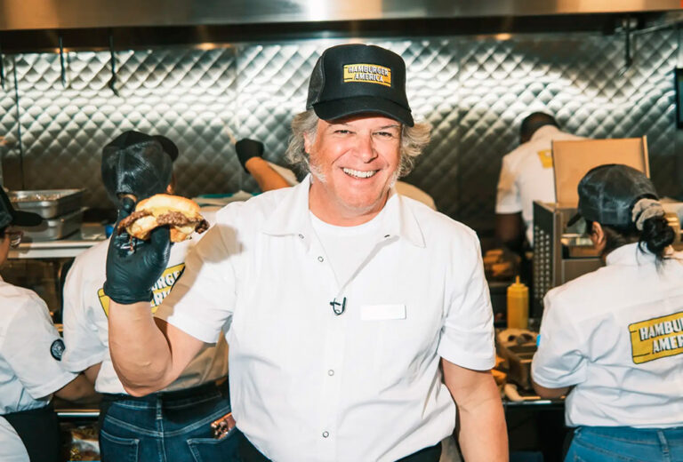 Quién es George Motz, el experto en hamburguesas que reúne en su nuevo local a multimillonarios como Michael Bloomberg y supermodelos como Christy Turlington