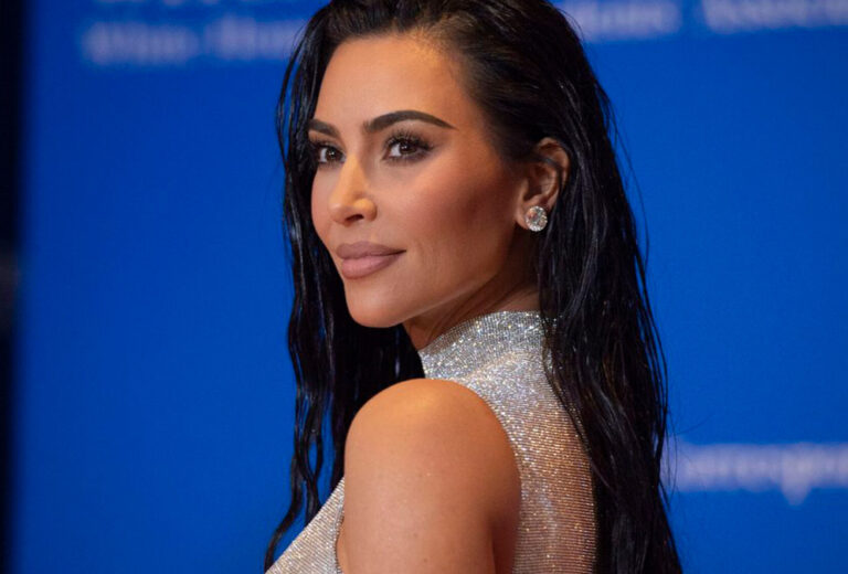 Kim Kardashian llena su bañera de fantasía con chocolate y elfos