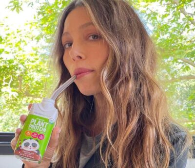 ¿Comerías en la ducha? La actriz Jessica Biel y otras ‘celebrities’ lo hacen