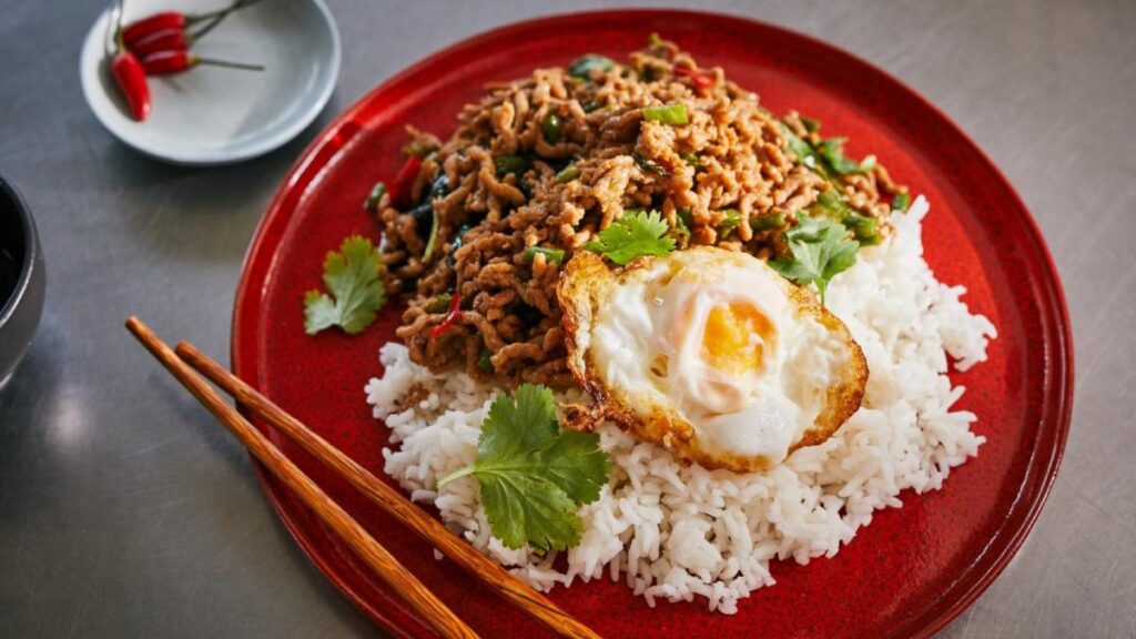 El Phat kaphrao está en el tercer puesto de los mejores platos del mundo