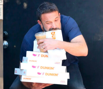 Ben Affleck recrea su icónico ‘vertido’ de Dunkin’ en un nuevo anuncio para la cadena