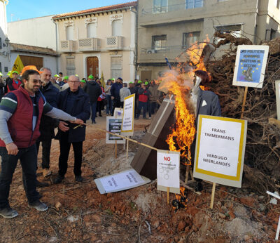 Economía.- Agricultores valencianos inician protestas con una ‘hoguera del vino’: «Nuestros enemigos están en Bruselas»