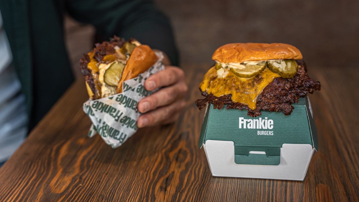 Frankie Burgers, the 3rd best burger in Spain, also launches its ‘smash burger’ format
