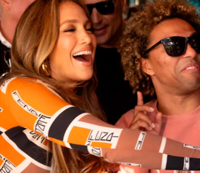Jennifer Lopez sirve cócteles en el bar The Abbey de Los Ángeles