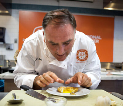 Así es la técnica de la espátula caliente de José Andrés con la que perfeccionar el huevo frito