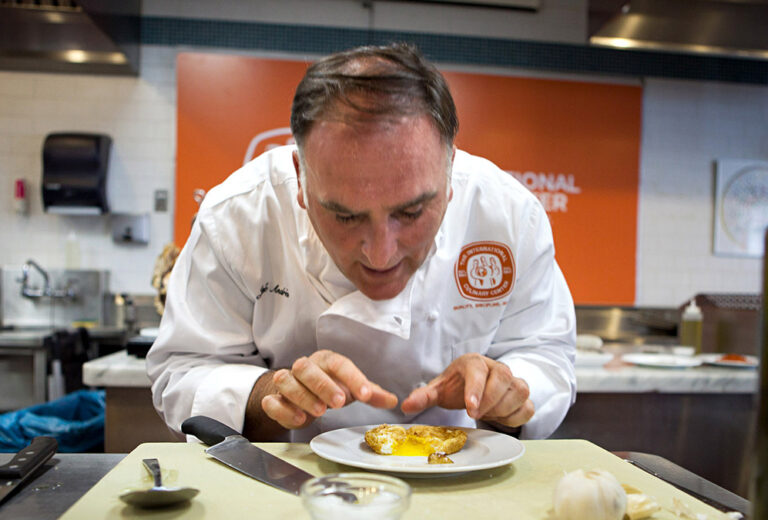 Así es la técnica de la espátula caliente de José Andrés con la que perfeccionar el huevo frito