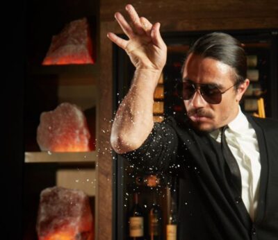 Salt Bae comparte una cuenta de 100 mil euros en su propio restaurante de Dubai