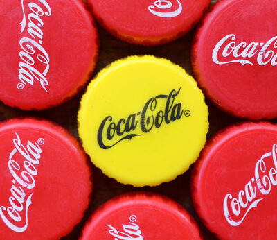 ¿Por qué algunas botellas de Coca-Cola tienen el tapón amarillo?