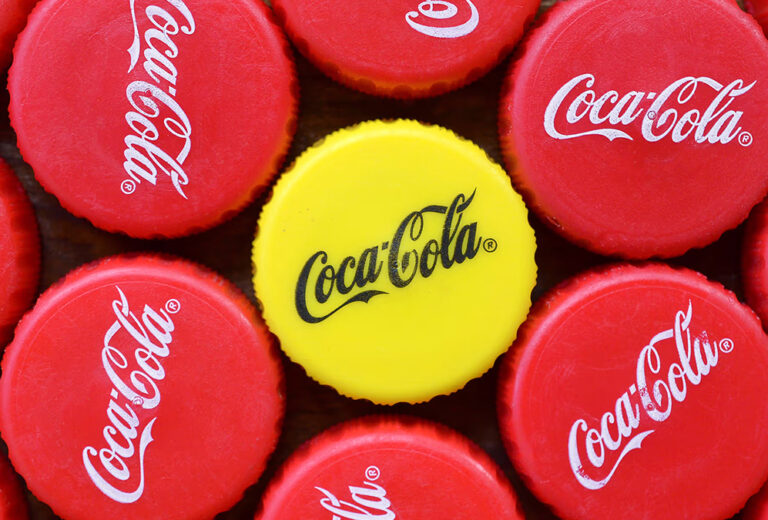 ¿Por qué algunas botellas de Coca-Cola tienen el tapón amarillo?