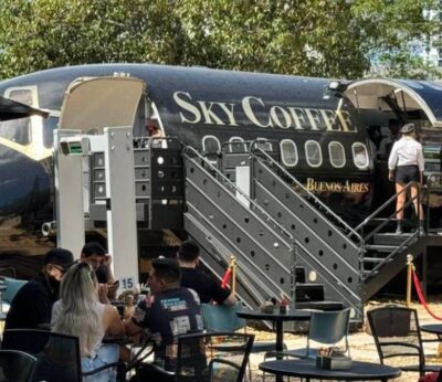 Así es la cafetería argentina con forma de avión que causa furor en Miami