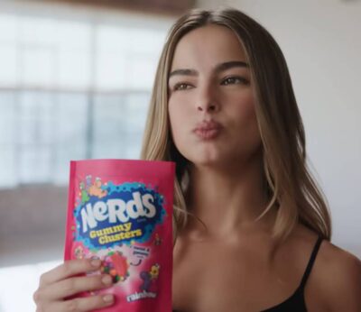 Addison Rae protagoniza el anuncio de Nerds de la Super Bowl para atraer a la Generación Z