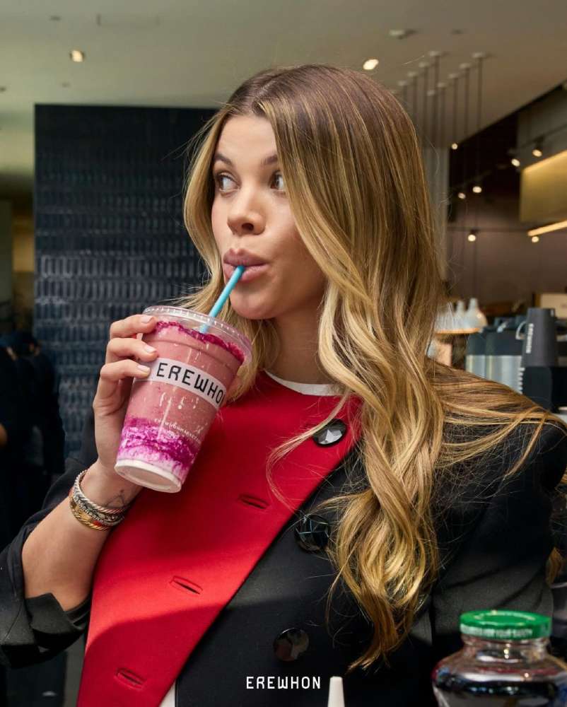 Sofia Richie con su smoothie de Erewwhon