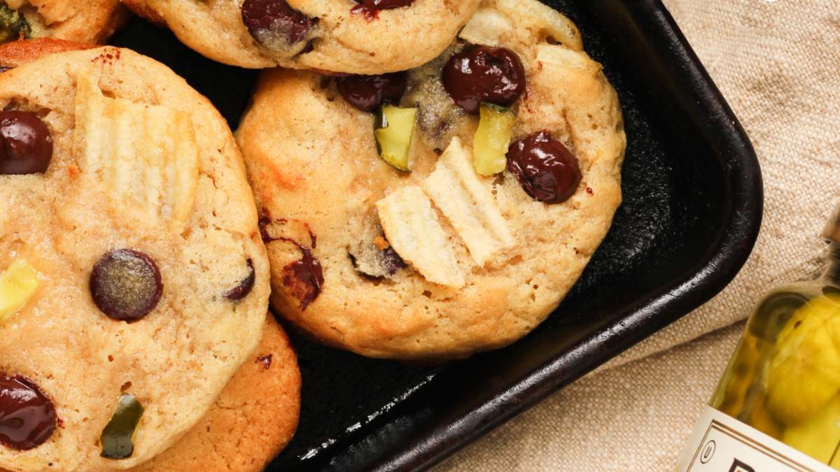 Would you eat a chocolate and pickles cookie? This is how to prepare this viral recipe
