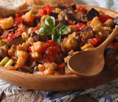 Receta de caponata siciliana, un plato tradicional del sur de Italia