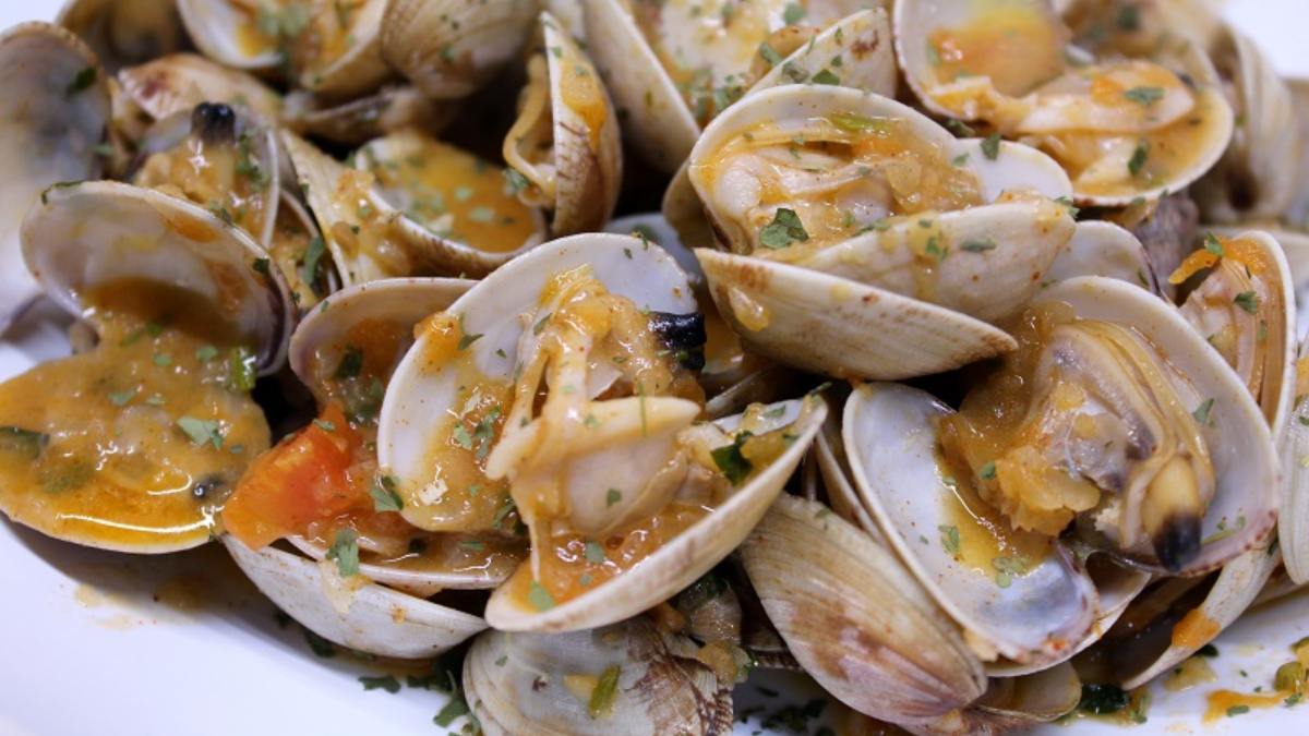 How to prepare clams a la marinera, a delicious Galician recipe