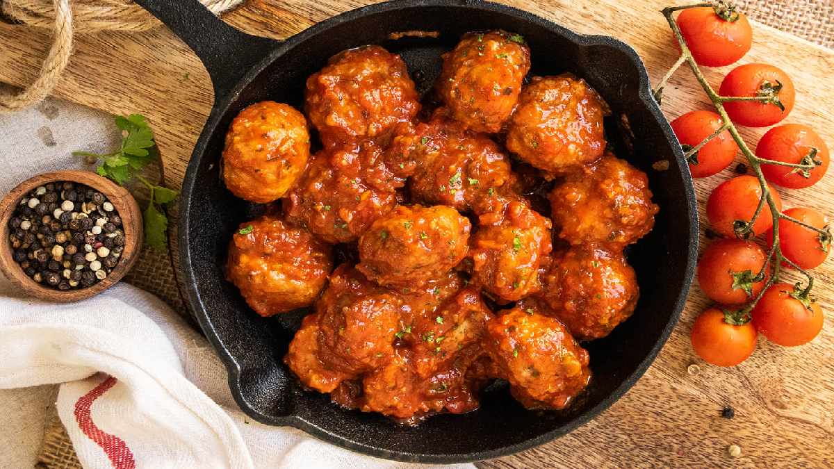 How to prepare meatballs in tomato sauce, a homemade recipe that never goes out of style