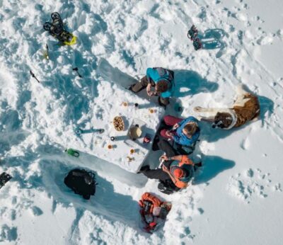 De una caminata en la nieve con cata de vino a una fondue en la cima: algunas de las experiencias gastro extremas que puedes hacer en los Alpes