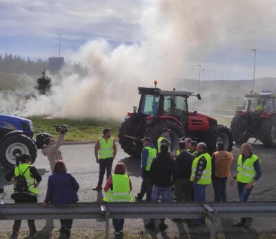 Economía.- Los ganaderos cántabros queman paja y cortan los accesos a la A-8 y A-67 en Colindres, Unquera y Reinosa