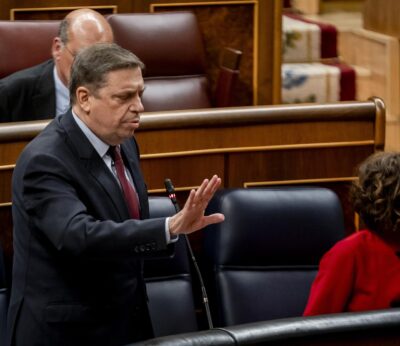 Economía.- Luis Planas sufre un vértigo al contestar una pregunta en la sesión de control del Congreso