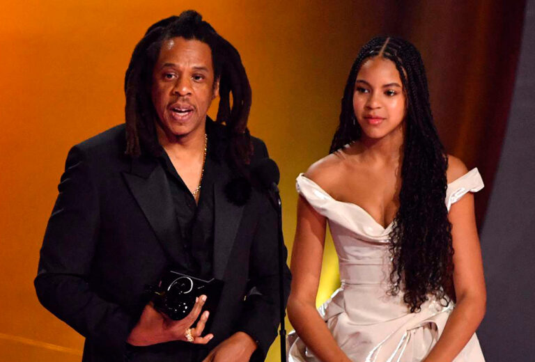 Jay-Z usa su Grammy como una copa de coñac