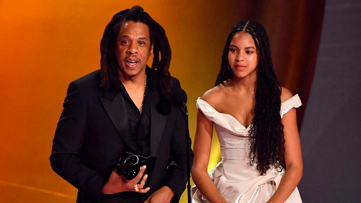 Jay-Z uses his Grammy as a brandy snifter
