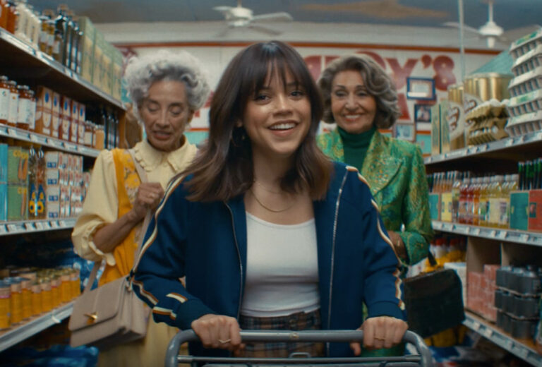 Jenna Ortega protagoniza el anuncio de Doritos Dinamita para la Super Bowl
