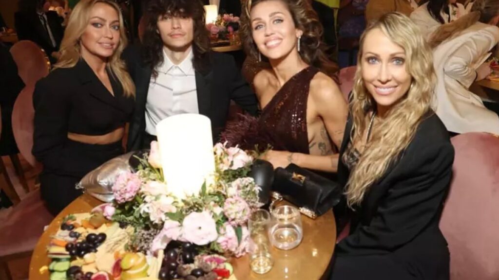 Miley Cyrus en su mesa de los Grammy donde se puede ver la apetitosa tabla de quesos.