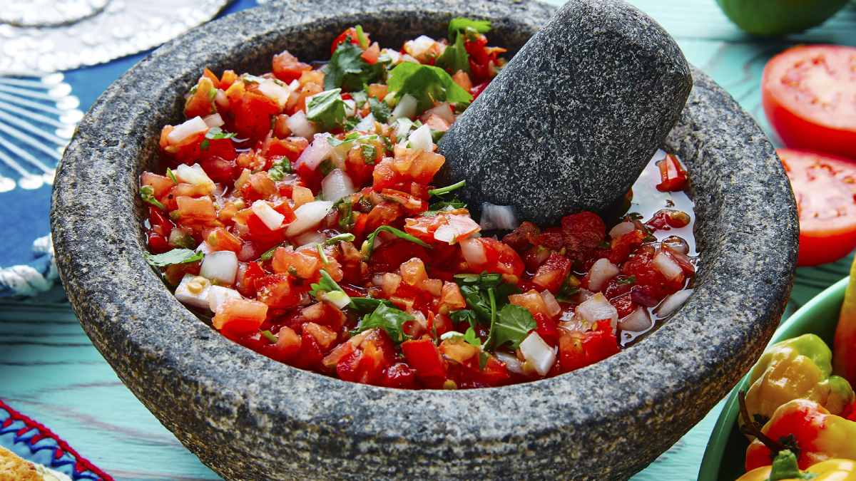 Recipe for pico de gallo, the sauce or salad that forms the flag of Mexico