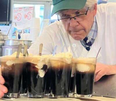 La cafetería de Nueva York que sigue preparando la Coca-Cola como se hacía antes