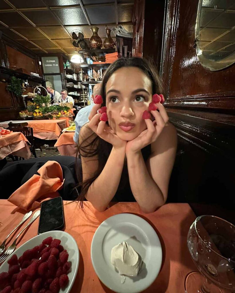 Rosalía en el restaurante Chez L'Ami Louis de París, famoso por sus caracoles.