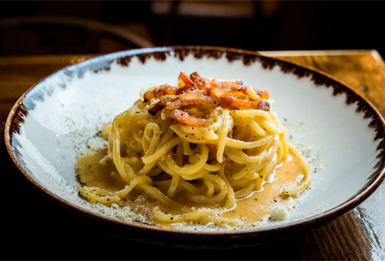 Deshaciendo los falsos mitos de la carbonara