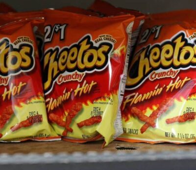 Por qué California podría prohibir los Flamin’ Hot Cheetos  en las escuelas