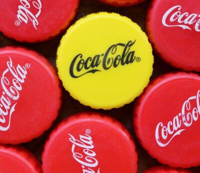 Esta es la razón por la que algunas botellas de Coca-Cola tienen el tapón de color amarillo